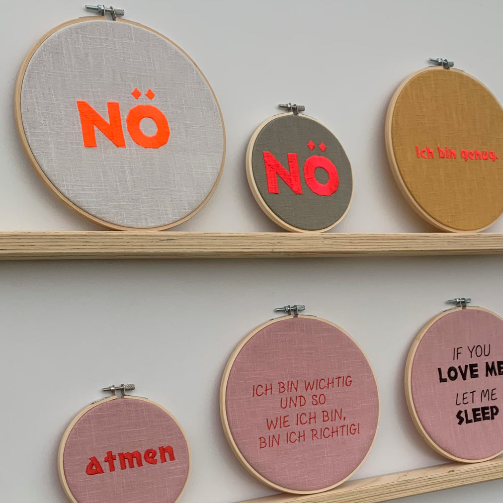 WANDBILD IM STICKRAHMEN • NÖ