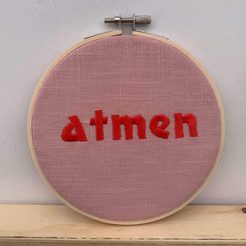 WANDBILD IM STICKRAHMEN • KLEIN • ATMEN