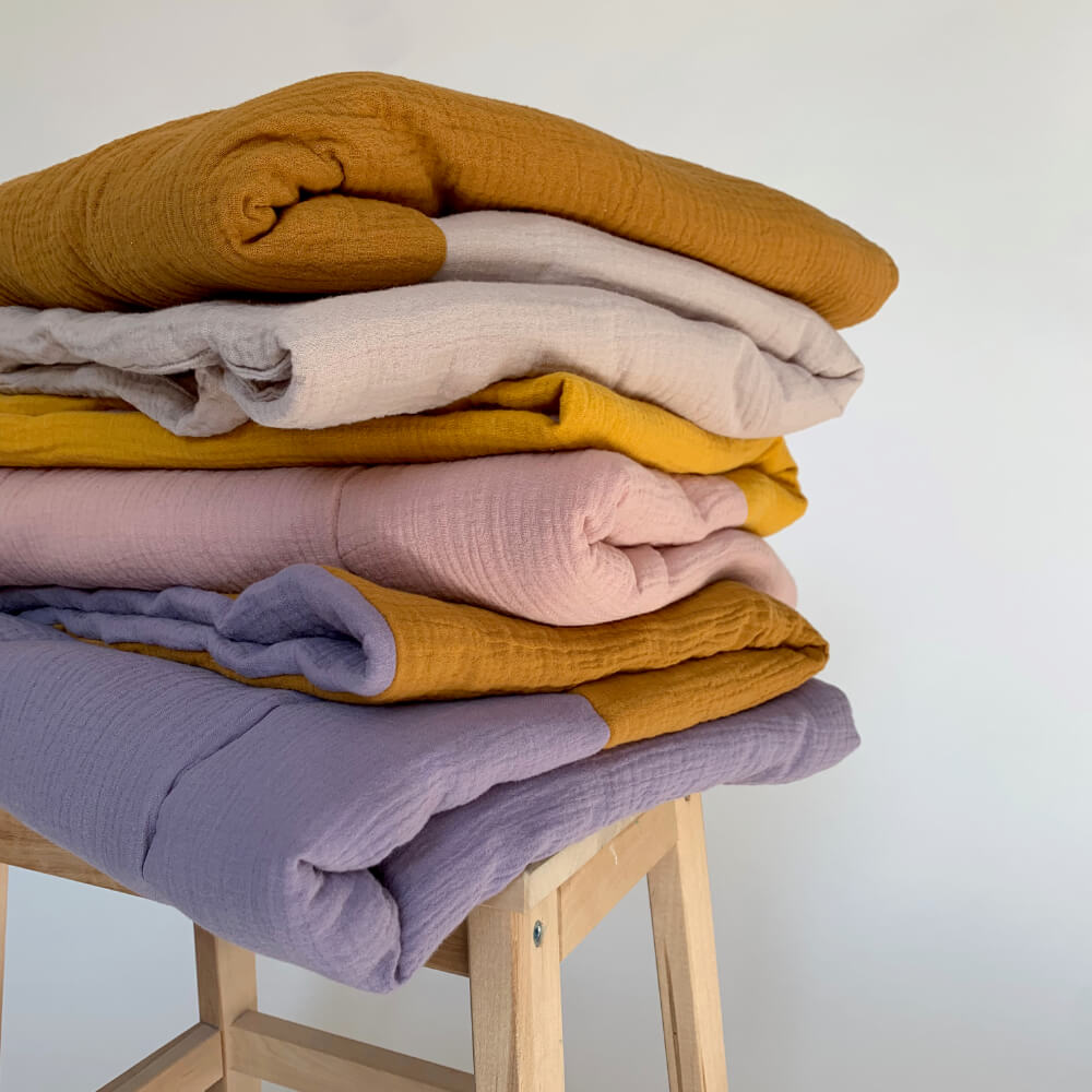 WENDE-KRABBELDECKE • QUILTED SUN • ROSA/GELB