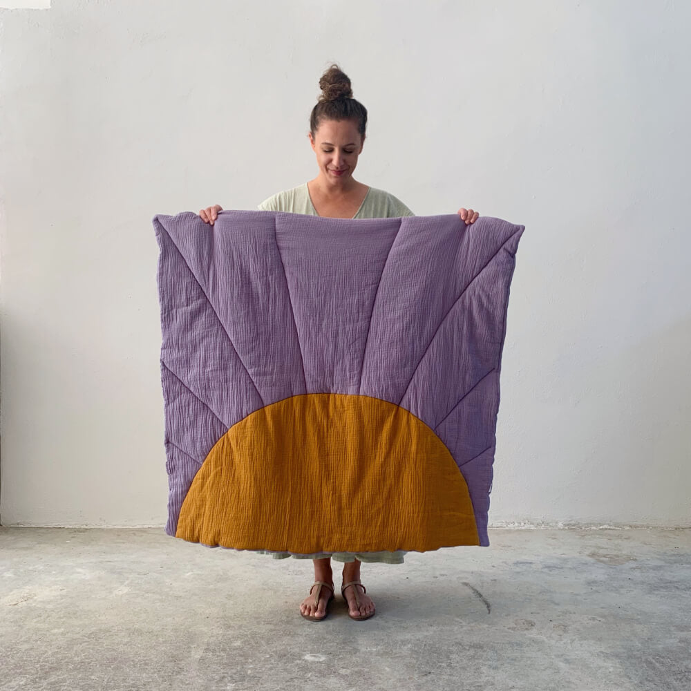 WENDE-KRABBELDECKE • QUILTED SUN • FLIEDER/OCKER