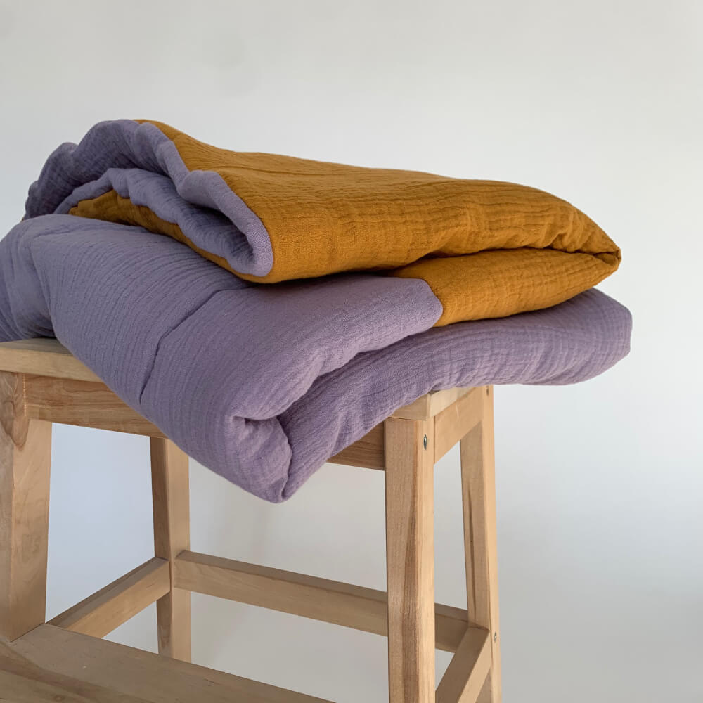 KRABBELDECKE • QUILTED SUN • FLIEDER/OCKER