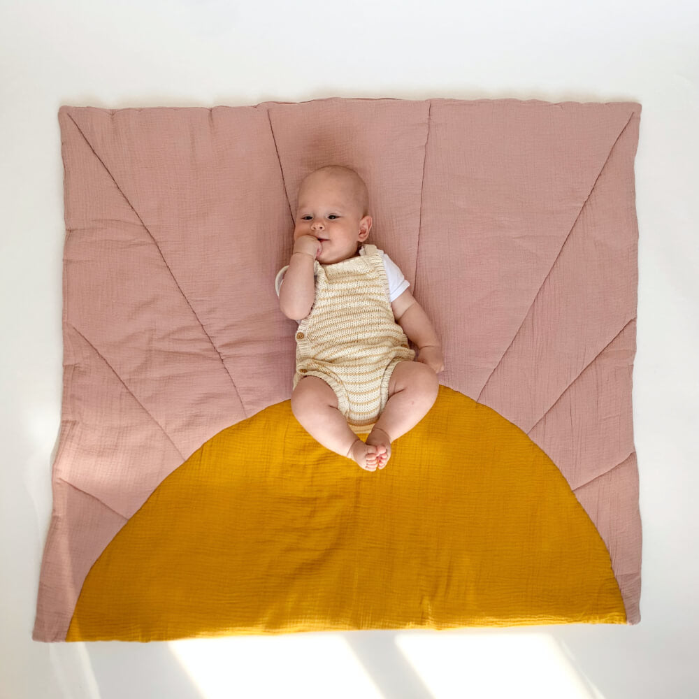 WENDE-KRABBELDECKE • QUILTED SUN • ROSA/GELB