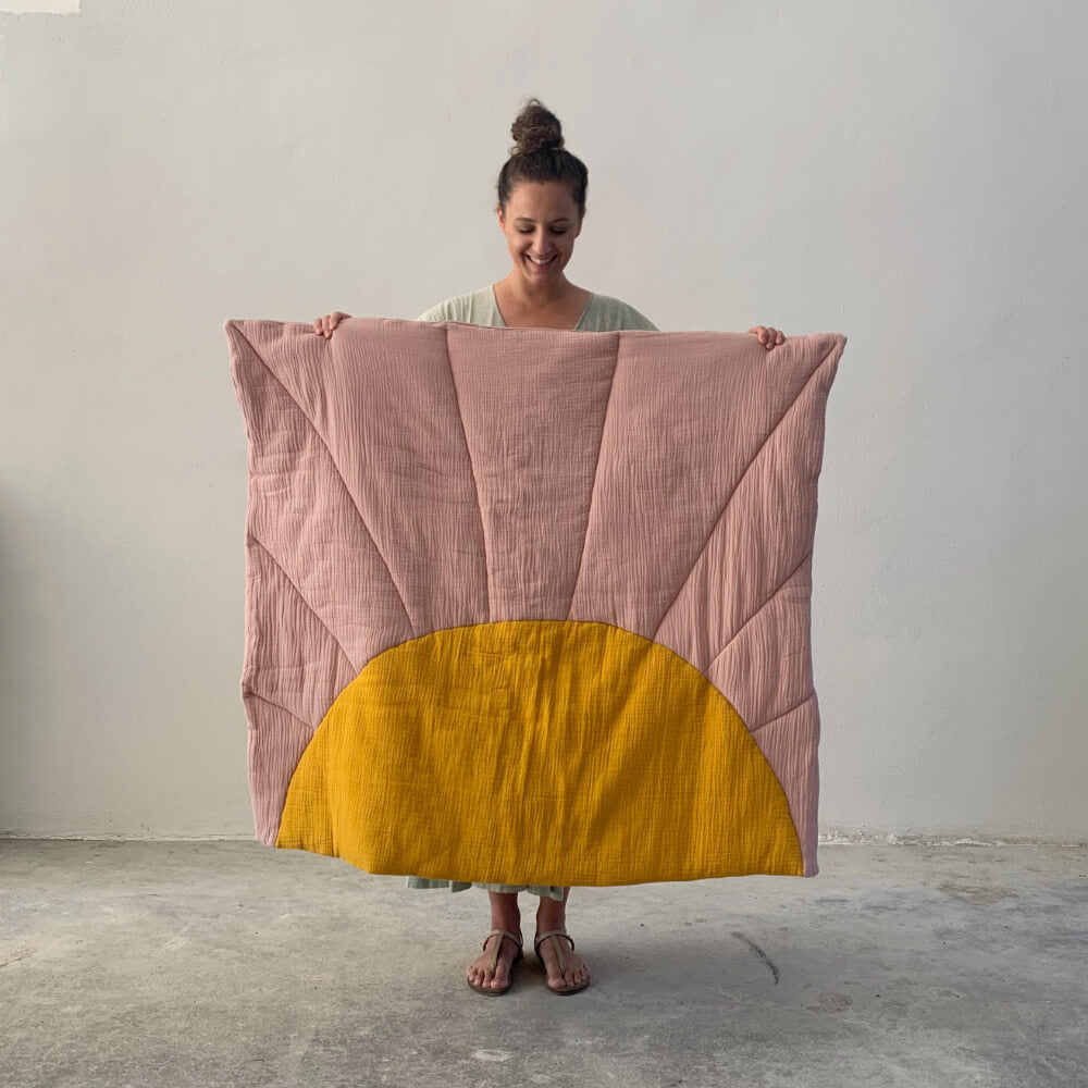WENDE-KRABBELDECKE • QUILTED SUN • ROSA/GELB