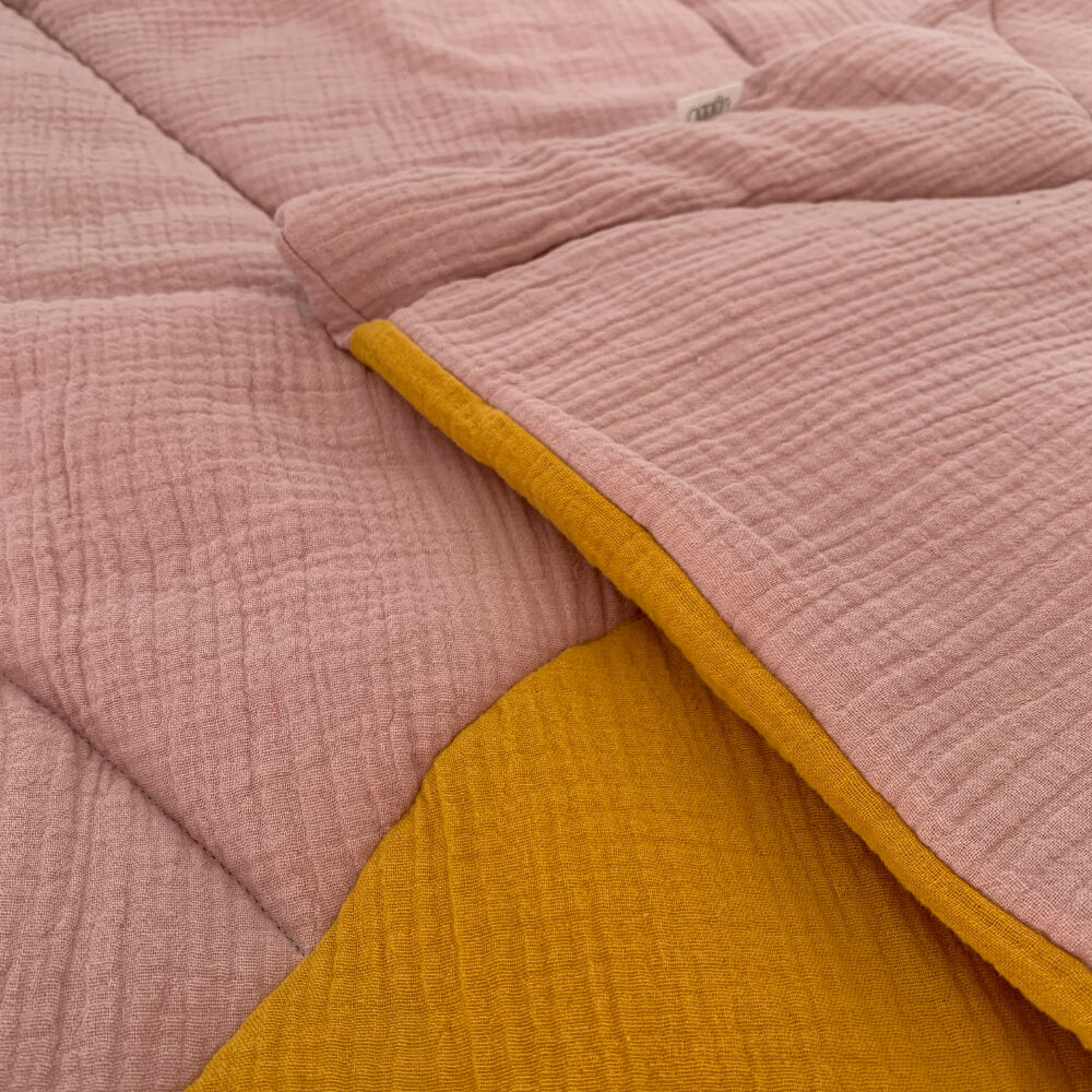 WENDE-KRABBELDECKE • QUILTED SUN • ROSA/GELB