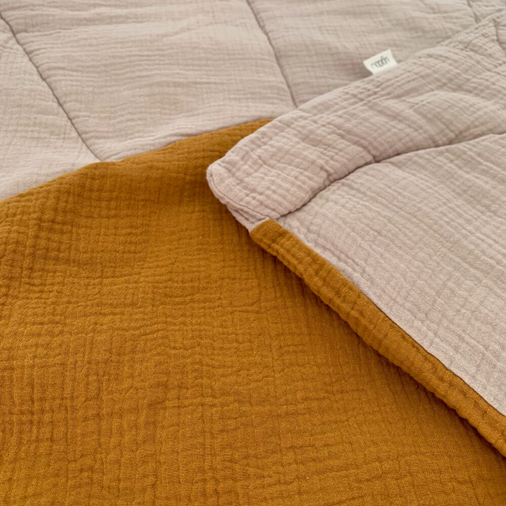 WENDE-KRABBELDECKE • QUILTED SUN • SAND/OCKER