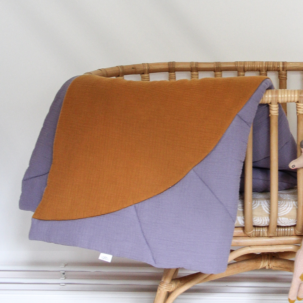 KRABBELDECKE • QUILTED SUN • FLIEDER/OCKER