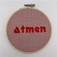 WANDBILD IM STICKRAHMEN • KLEIN • ATMEN