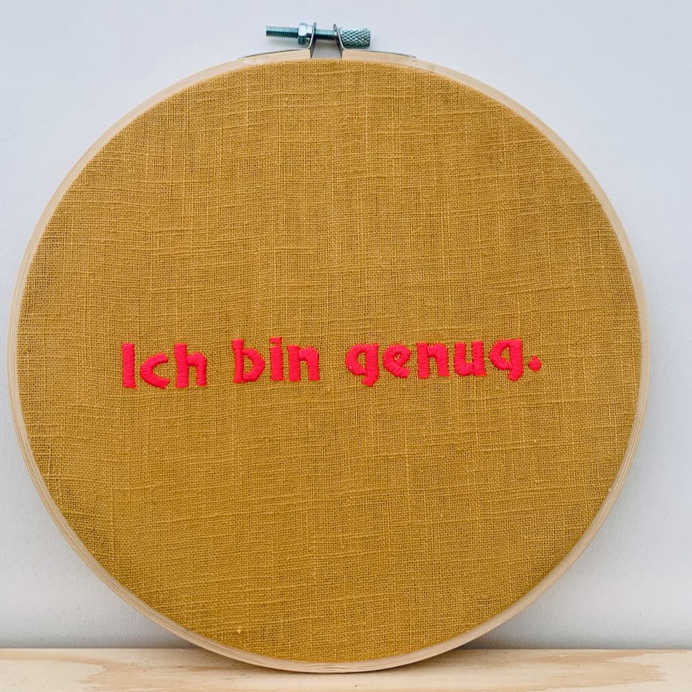 WANDBILD IM STICKRAHMEN • ICH BIN GENUG